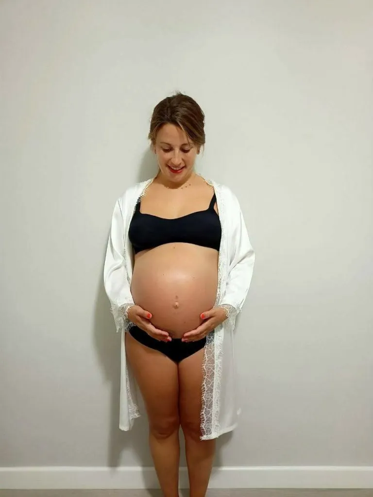 Embarazada apoyando las manos en la barriga