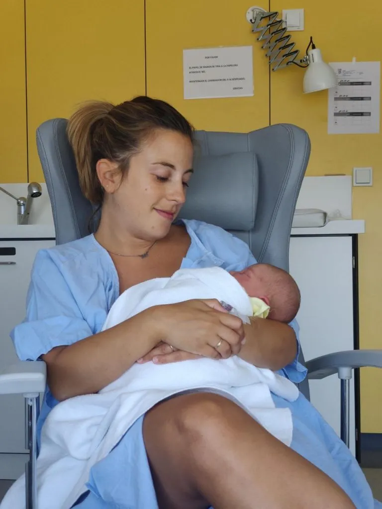 Madre amamantando a su bebé en el postparto
