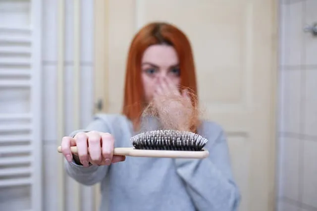 ¿Por qué se me cae el pelo en el postparto?