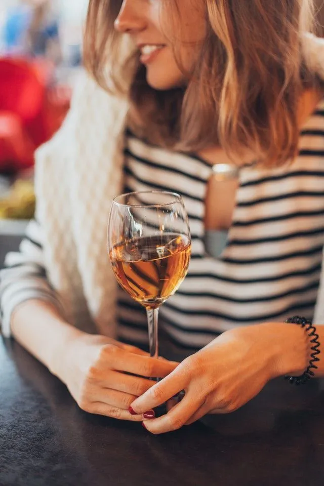 copa de vino y dar el pecho